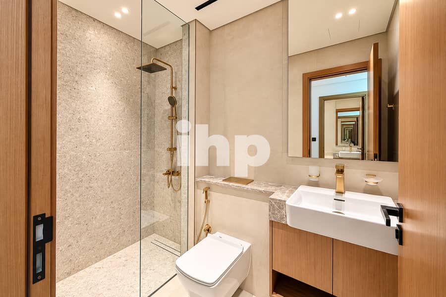 15 wide_well_lit_modern_bathroom_interior_shot_clea. jpg