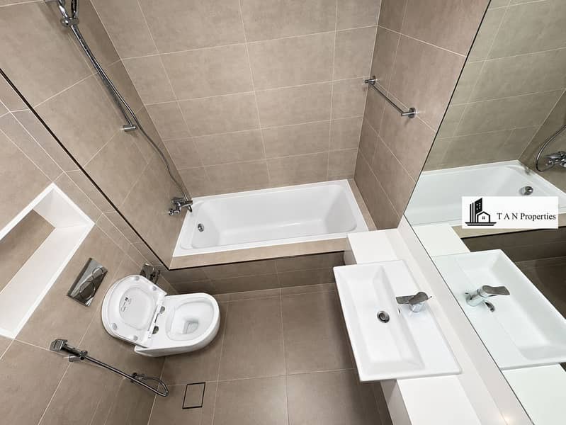 11 Modern Gray-Beige Bathroom Interior. png