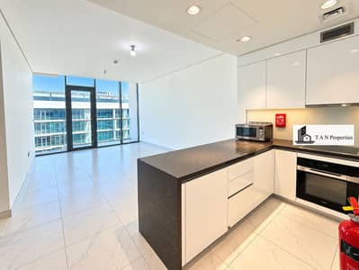 فلیٹ 1 غرفة نوم للايجار في مدينة محمد بن راشد (MBR City)، دبي - Sunlit Minimalist Kitchen and Living Space. png