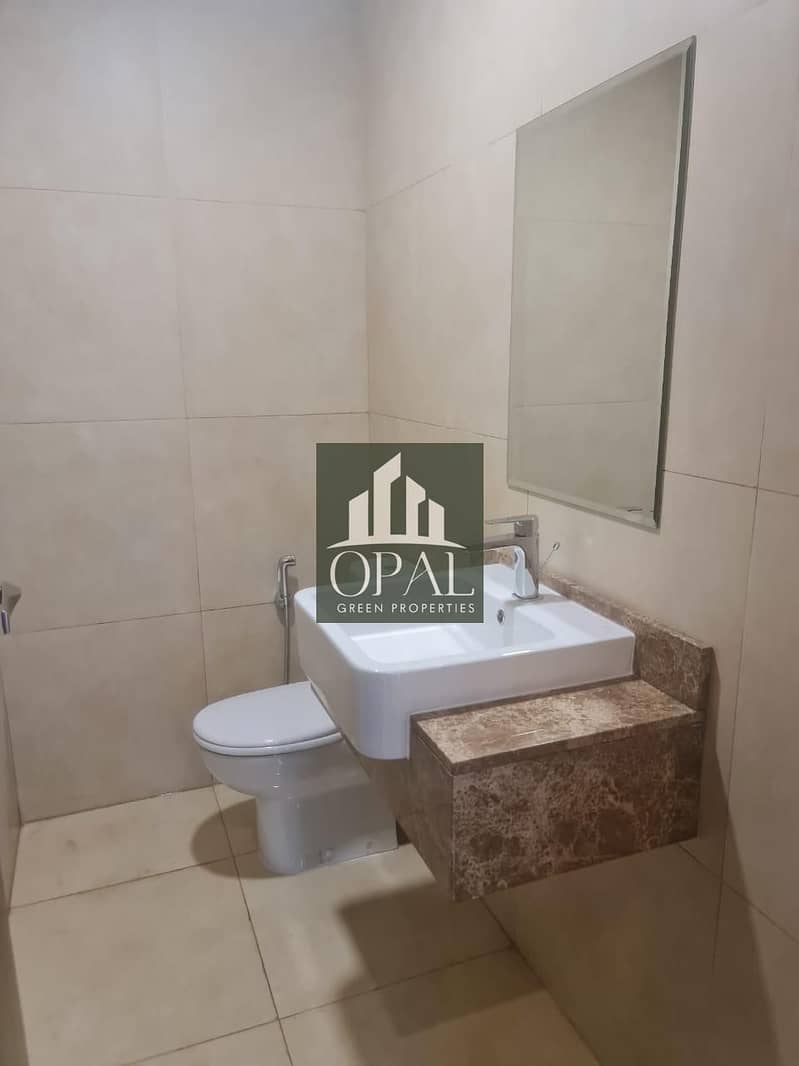 5 UNIT 218 GUEST BATHROOM. jpeg