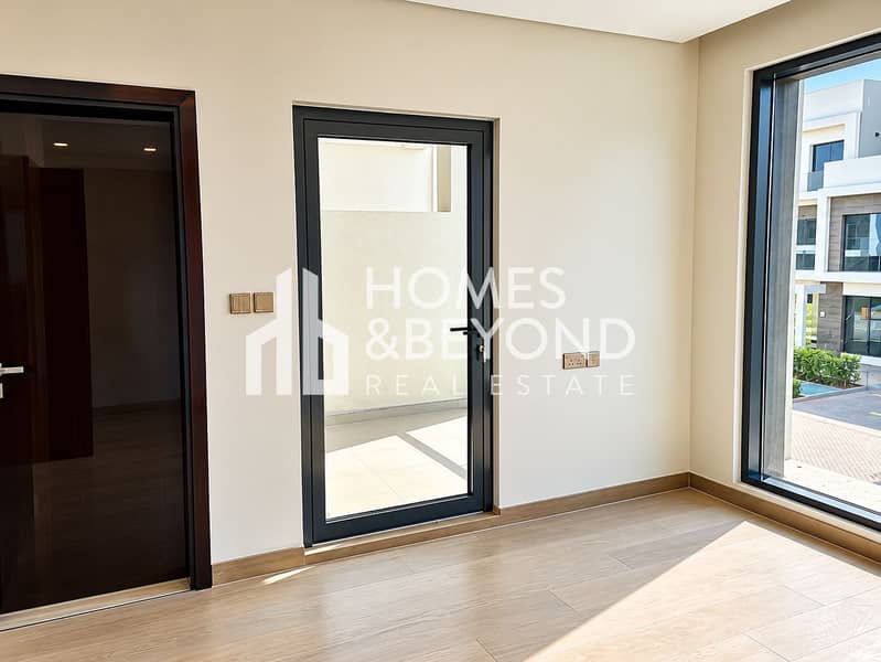 22 Sunlit Minimalist Modern Interior. png