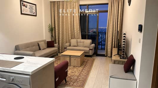 Appartement de 2 chambres à à louer à Al Furjan, Dubai - Уютная гостиная с видом на город. png