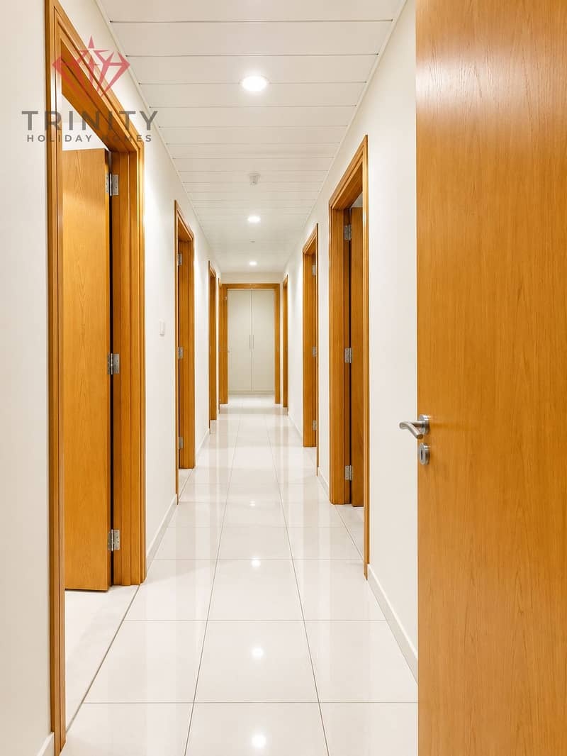 5 Modern Oak-Framed Hallway Perspective. png