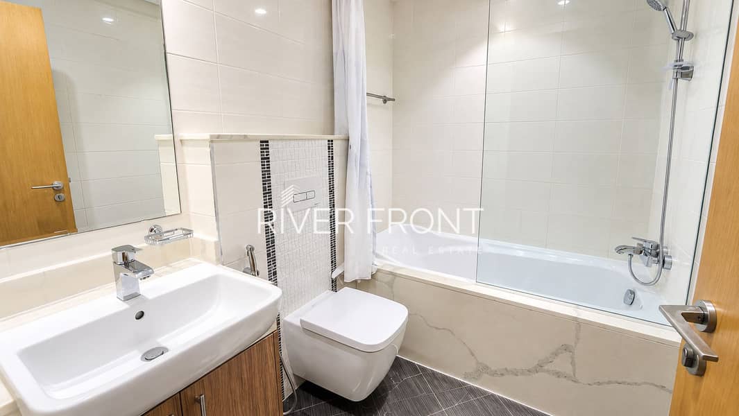 10 Modern Marble-Tile Bathroom Interior. jpg