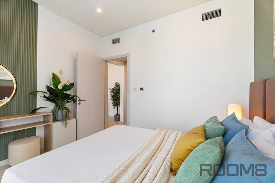 20 Modern Minimalist Bedroom with Green Accents. png