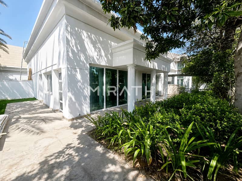 SINGLE STORY VILLA WITH PRIVATE GARDEN SINGLE STORY VILLA WITH PRIVATE GARDEN
