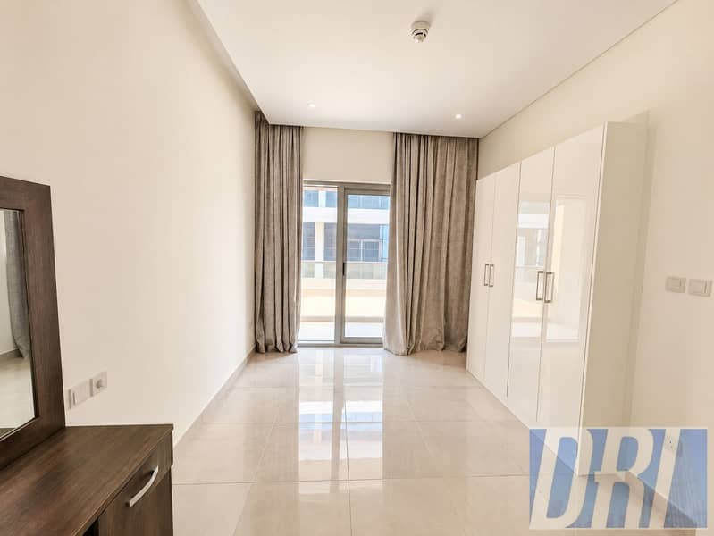 8 09_master_bedroom_balcony. png