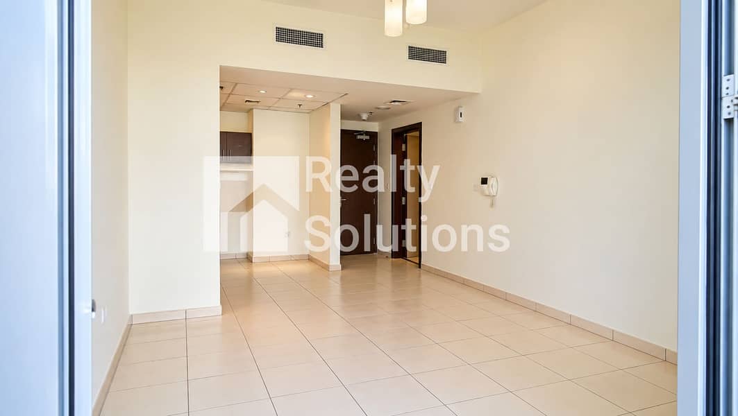 7 Bright Neutral Apartment Entryway. png
