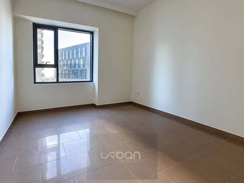 5 Empty Modern Room with Window Reflections. png