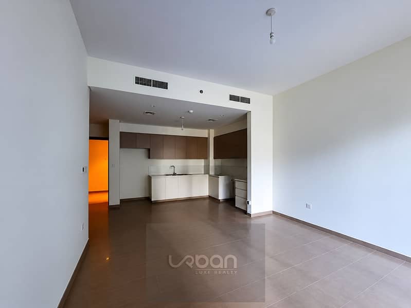6 Empty Modern Apartment with Two-Tone Kitchen. png