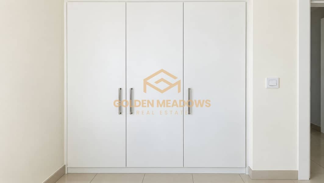 12 Minimalist White Three-Door Wardrobe. png
