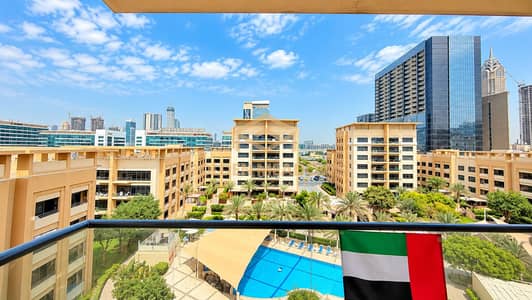 Appartement de 3 chambres à à louer à The Greens, Dubai - UAE Flag Over Resort Courtyard. png Appartement de 3 chambres à à louer à The Greens, Dubai - UAE Flag Over Resort Courtyard. png