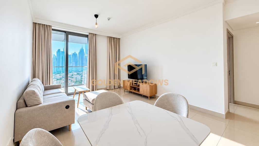 4 Bright Minimalist Apartment with City Skyline. png