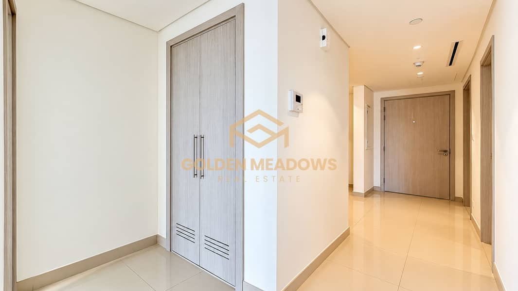 10 Modern Minimalist Apartment Entrance. png