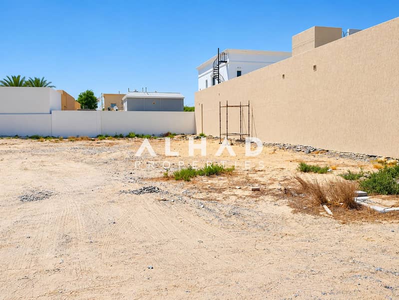 4 Sunlit Desert Lot with Urban Walls. png