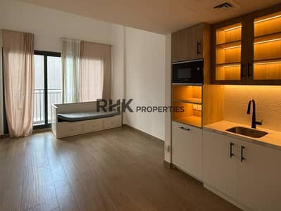 شقة 1 غرفة نوم للايجار في تاون سكوير، دبي - Fitted kitchen in 1 bedroom apartment for rent in Town Square Dubai