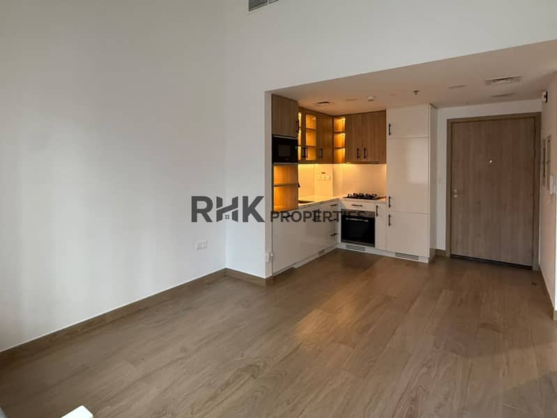 2 Fitted kitchen in 1 bedroom apartment for rent in Town Square Dubai