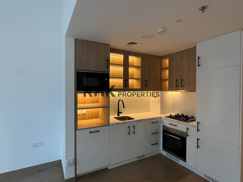 8 Fitted kitchen in 1 bedroom apartment for rent in Town Square Dubai