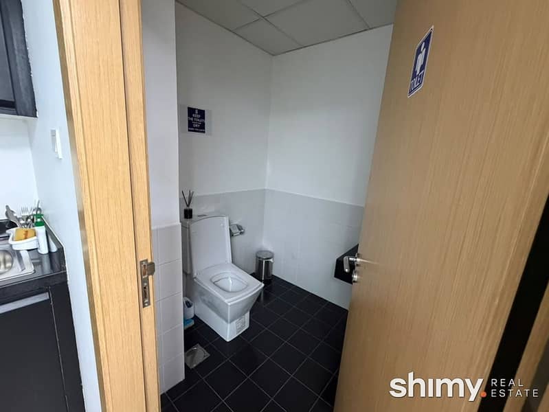 11 JBC905-12-washroom. jpg