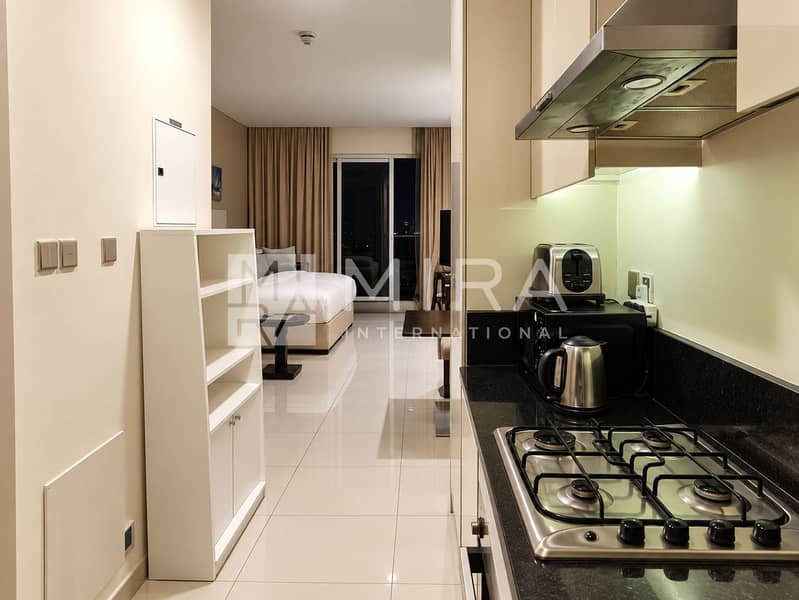 10 Clean, bright interior with nighttime view-5