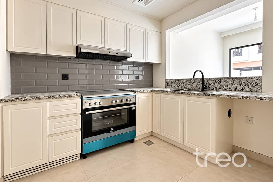 5 Kitchen 1. jpg