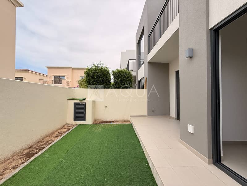 PRIVATE GARDEN |WELL MAINTAINED| SINGLE ROW PRIVATE GARDEN |WELL MAINTAINED| SINGLE ROW