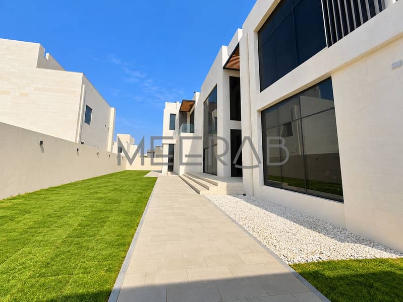 13 Minimalist Villa Courtyard with Green Lawn. png