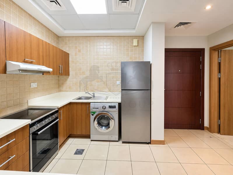8 Bright Modern L-Shaped Kitchen Interior. png