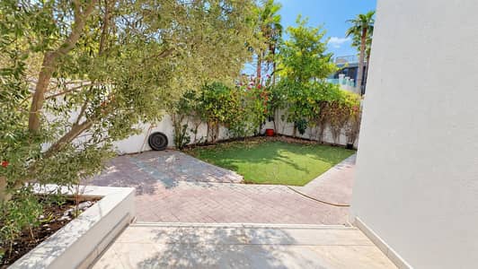 4 Bedroom Villa for Rent in Umm Suqeim, Dubai - Sunny Courtyard Garden with Bougainvillea. png