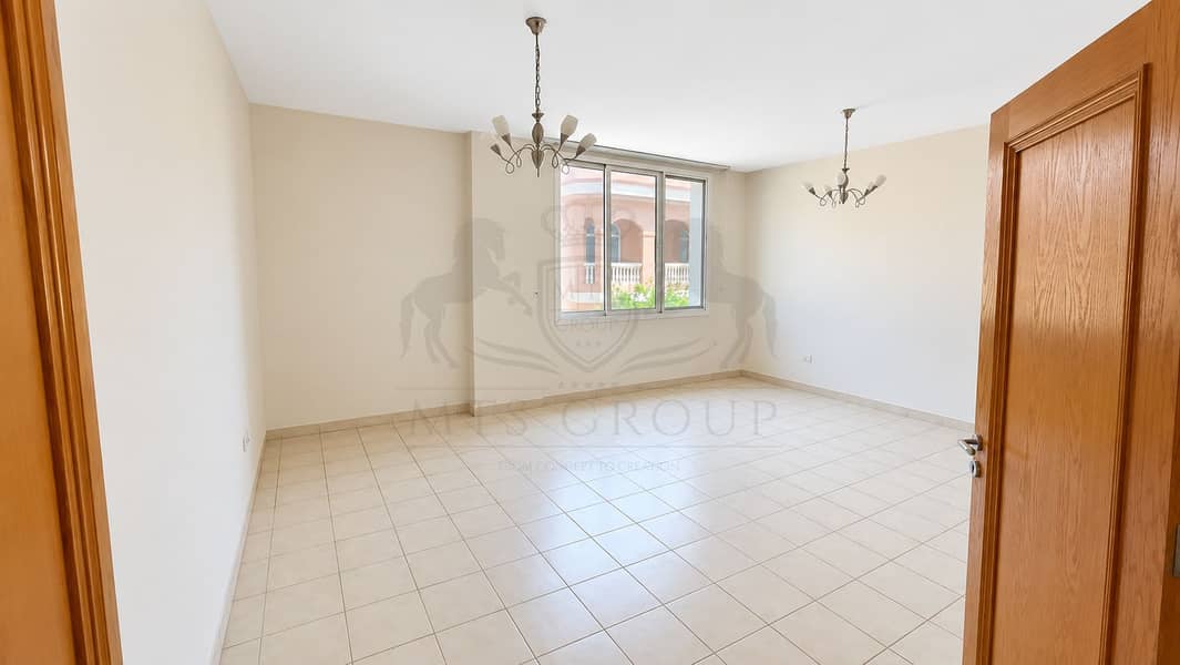 2 Bright Empty Room with Chandeliers. png