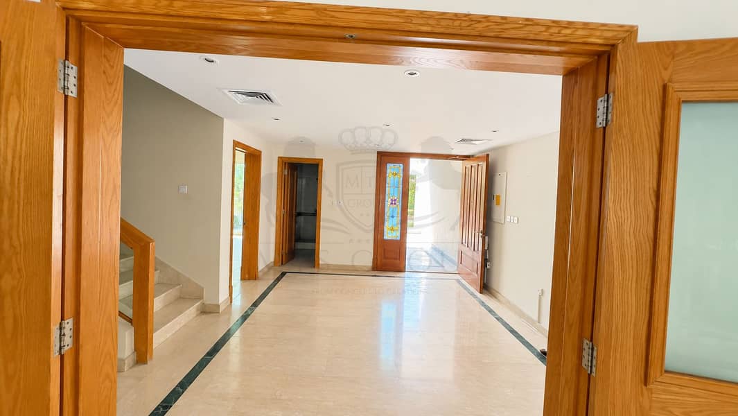 16 Bright Modern Foyer Through Wooden Doors. png