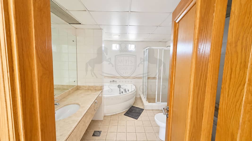 28 Bright Modern Bathroom Interior (1). png