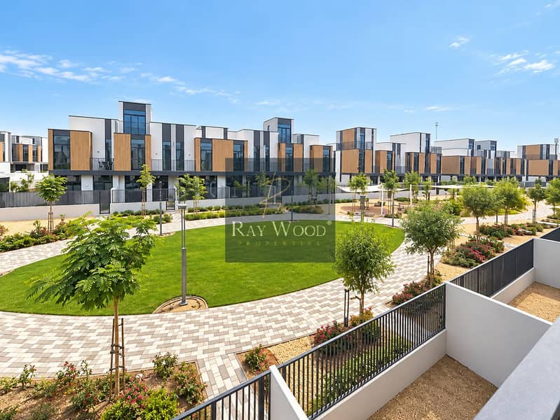 6 Sunny Modern Villa Courtyard Gardens. png