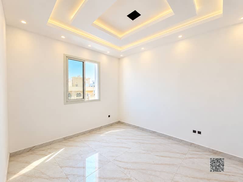 9 1.5007-غرفة عصرية بإضاءة دافئة وأرضية رخامية9.1. png