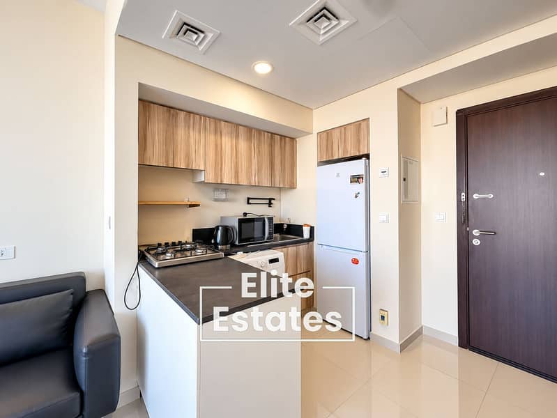 12 Bright Modern Kitchen and Entryway. png