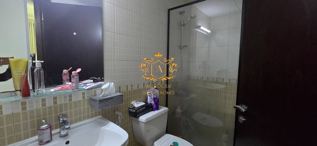 16 Bathroom 01. jpeg