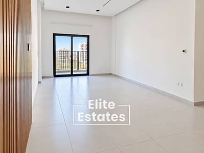 شقة 2 غرفة نوم للايجار في المدينة العالمية المرحلة 2 (ورسان 4)، دبي - Modern Minimalist Living Room with Balcony View. png
