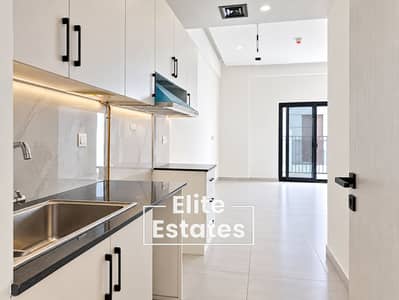 استوديو  للايجار في المدينة العالمية المرحلة 2 (ورسان 4)، دبي - Bright Modern Galley Kitchen with Balcony Views. png