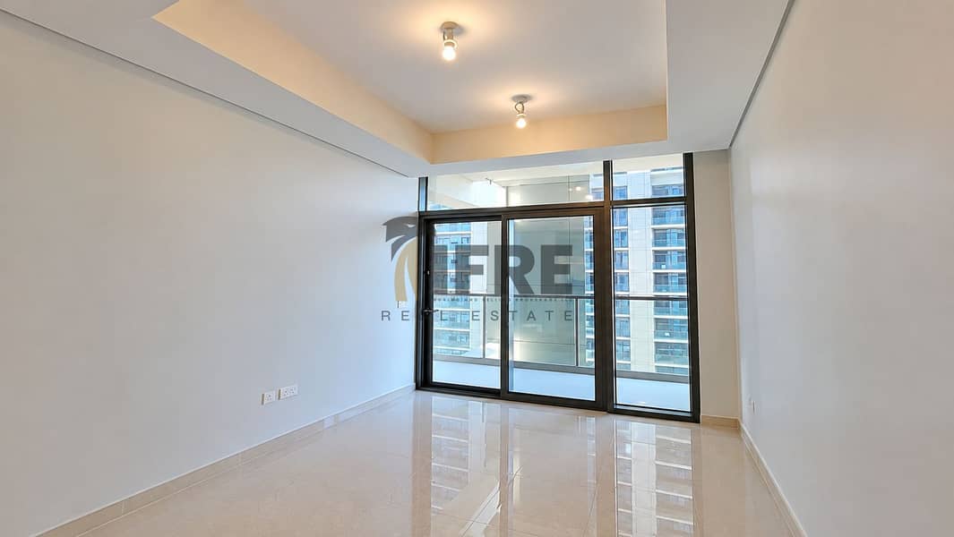 4 Bright Empty Apartment with City Views. png