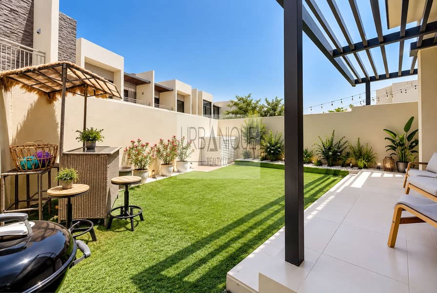 17 Modern Townhouse Garden Patio. png