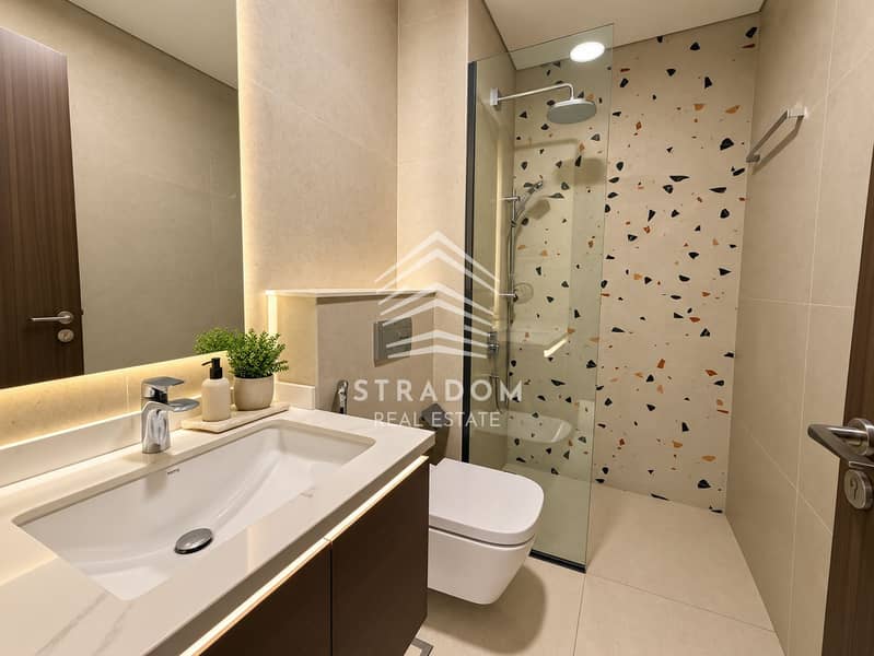 6 Warm Modern Beige Bathroom Interior. png