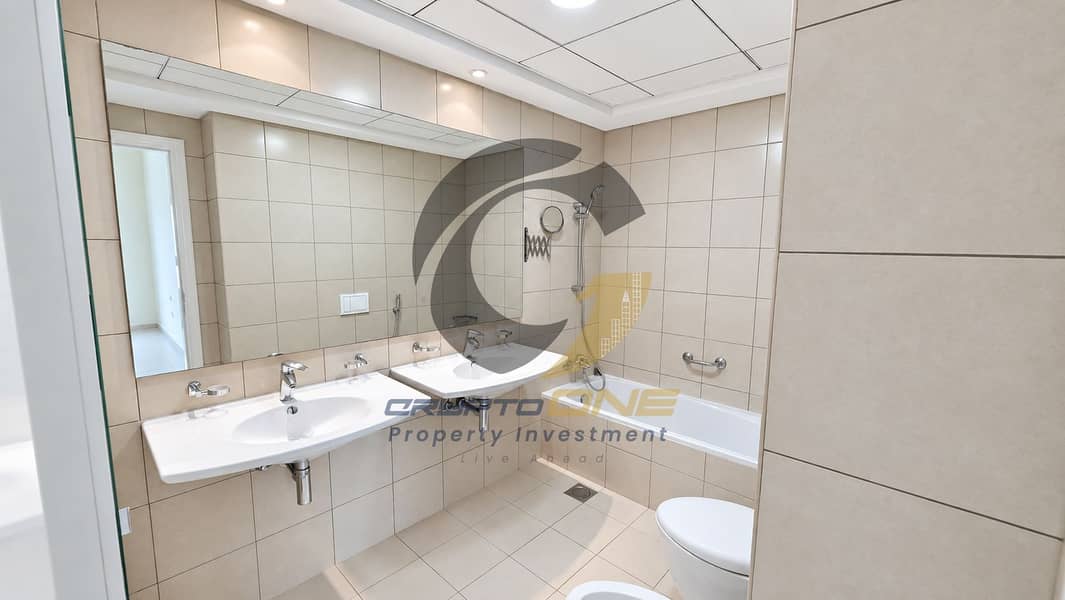10 02_Master_Bathroom. jpg