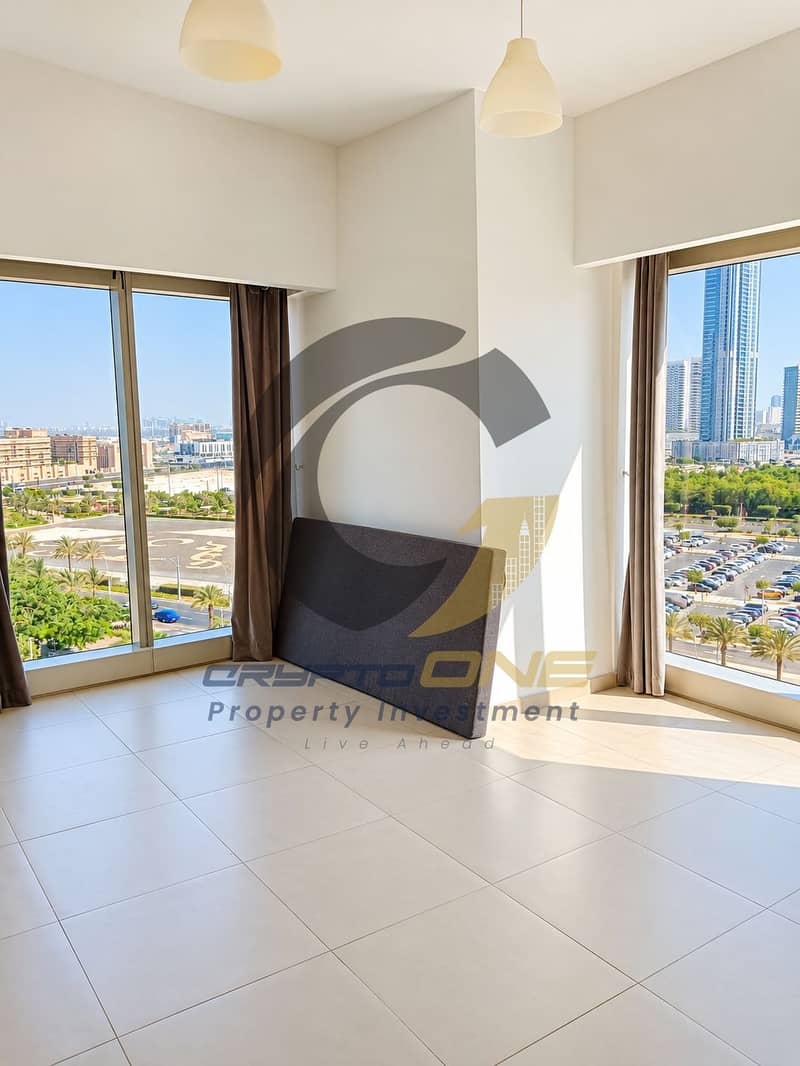 6 01_sunlit_minimal_apartment_with_city_views. png