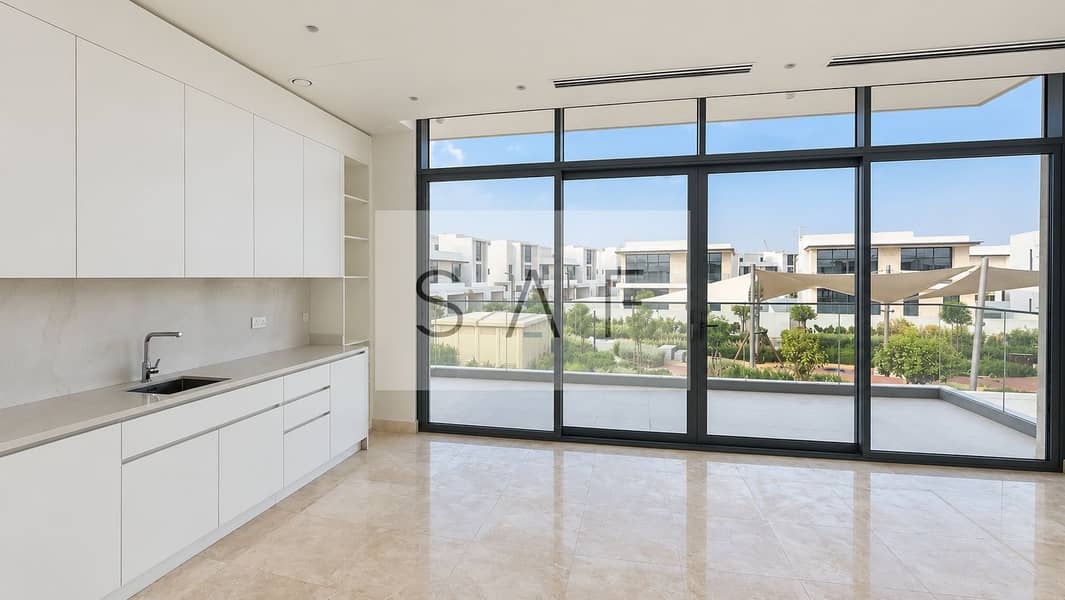 3 Bright upstairs family room with balcony glazing. png
