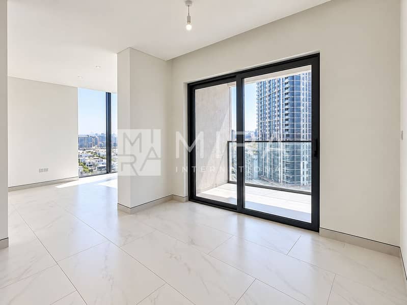 7 Bright Minimalist Apartment with City Balcony