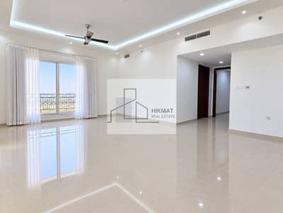 3 Schlafzimmer Wohnung zum Miete in Al Hamra Village, Ras Al Khaimah - Minimalist Living Room with City Views. png 3 Schlafzimmer Wohnung zum Miete in Al Hamra Village, Ras Al Khaimah - Minimalist Living Room with City Views. png