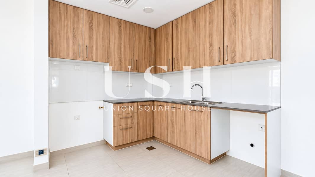 16 Modern Oak L-Shaped Kitchenette. png