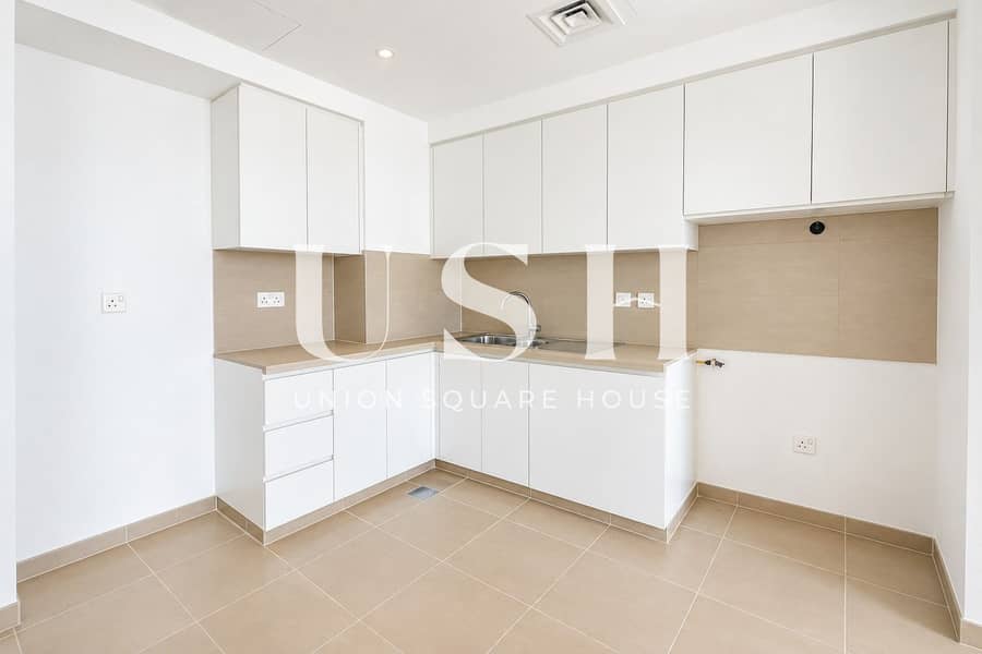 4 Minimalist Beige-and-White Kitchen Nook. jpg