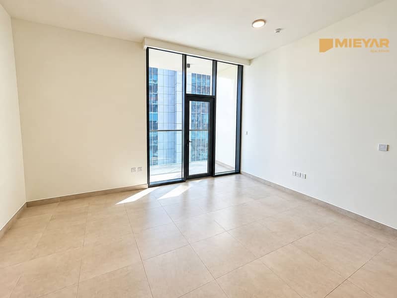 5 Modern Empty Apartment with City Views. png