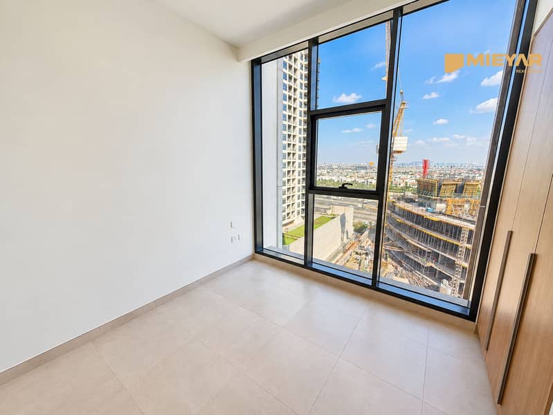 12 Bright Modern Room with City Views. png